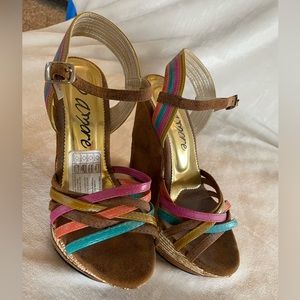 Multicolor wedge heel